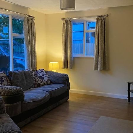 Cheerful 3 Bedroom Bungalow With Indoor Fire Place Gloucester Extérieur photo