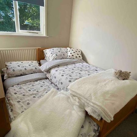 Cheerful 3 Bedroom Bungalow With Indoor Fire Place Gloucester Extérieur photo