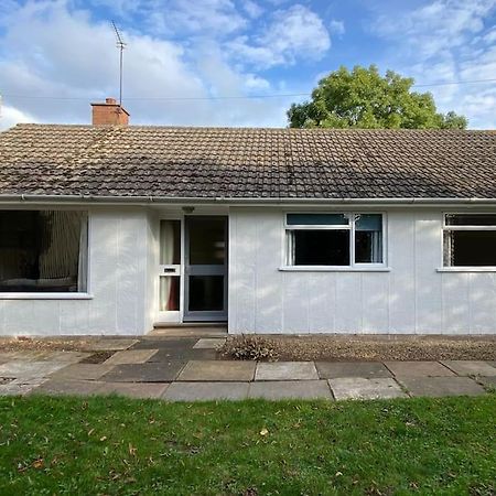 Cheerful 3 Bedroom Bungalow With Indoor Fire Place Gloucester Extérieur photo