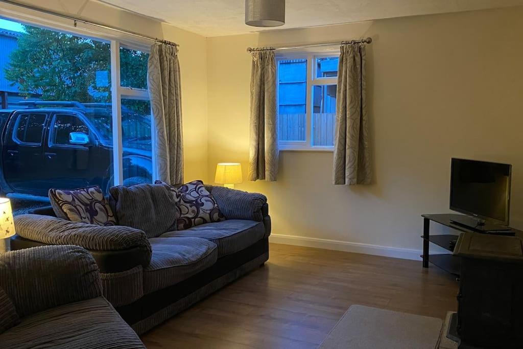 Cheerful 3 Bedroom Bungalow With Indoor Fire Place Gloucester Extérieur photo