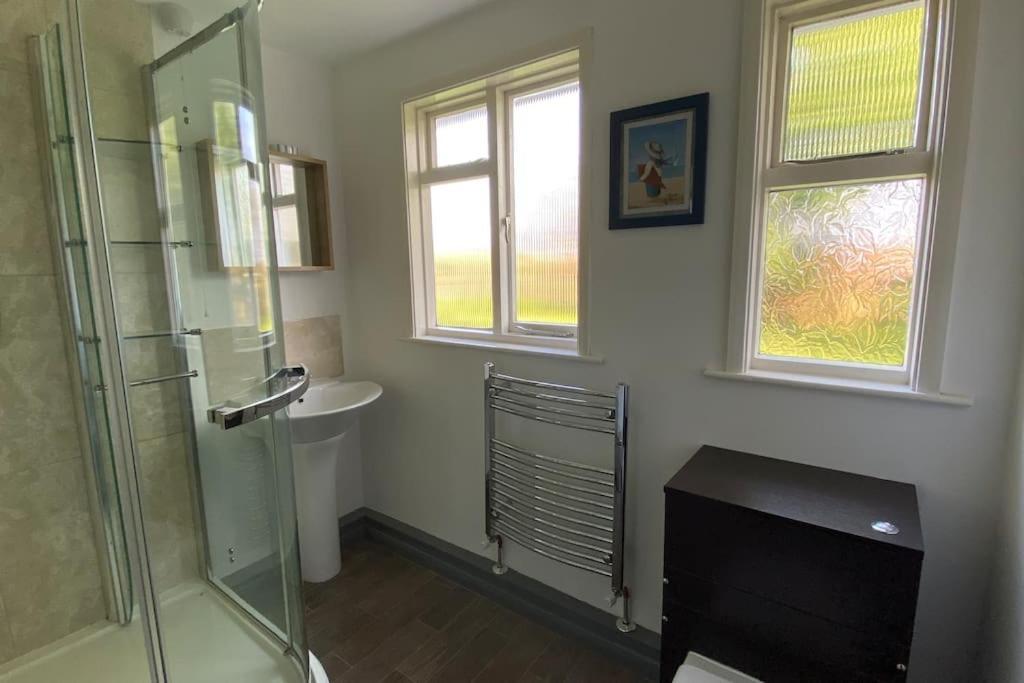 Cheerful 3 Bedroom Bungalow With Indoor Fire Place Gloucester Extérieur photo