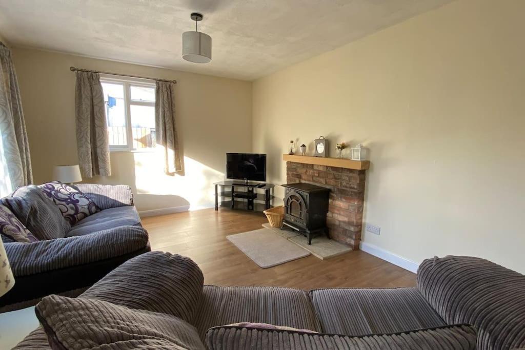 Cheerful 3 Bedroom Bungalow With Indoor Fire Place Gloucester Extérieur photo