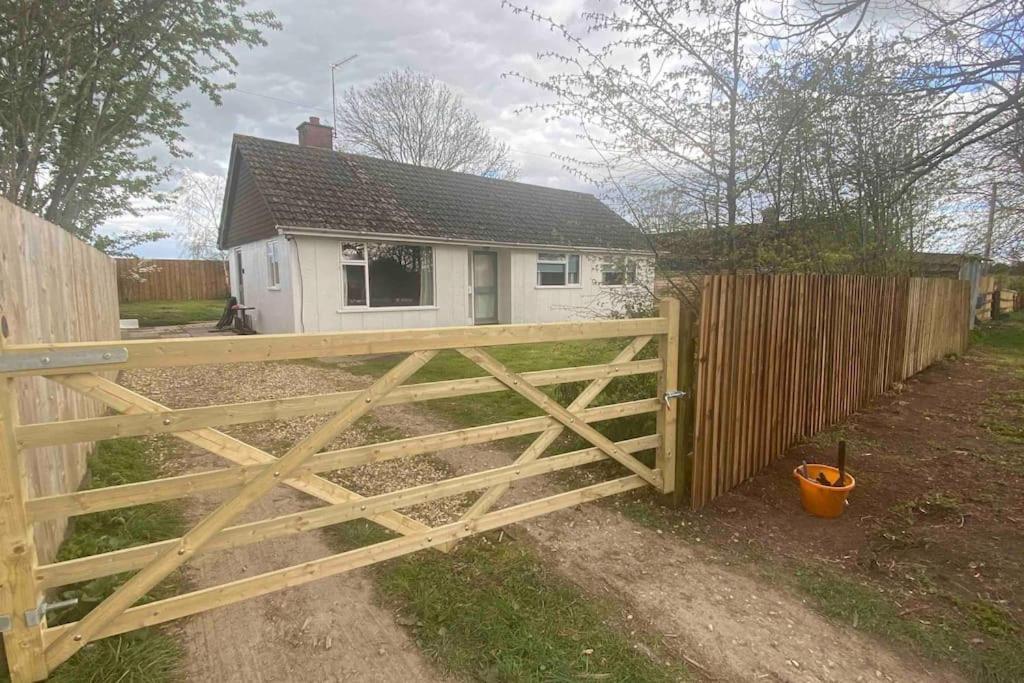 Cheerful 3 Bedroom Bungalow With Indoor Fire Place Gloucester Extérieur photo