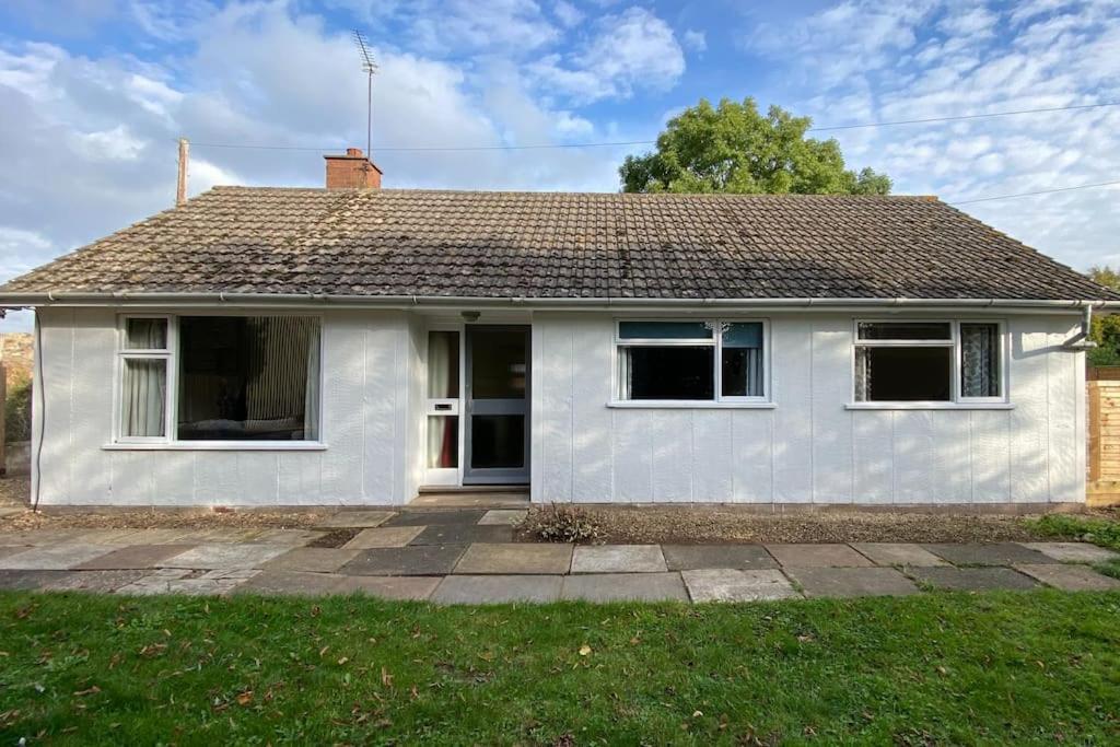 Cheerful 3 Bedroom Bungalow With Indoor Fire Place Gloucester Extérieur photo