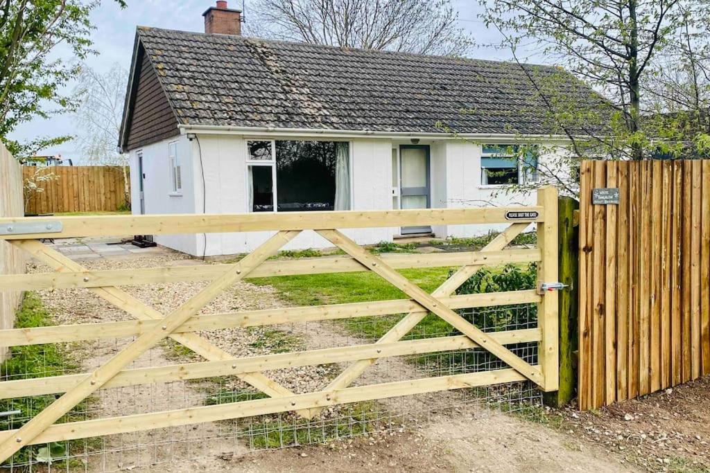 Cheerful 3 Bedroom Bungalow With Indoor Fire Place Gloucester Extérieur photo