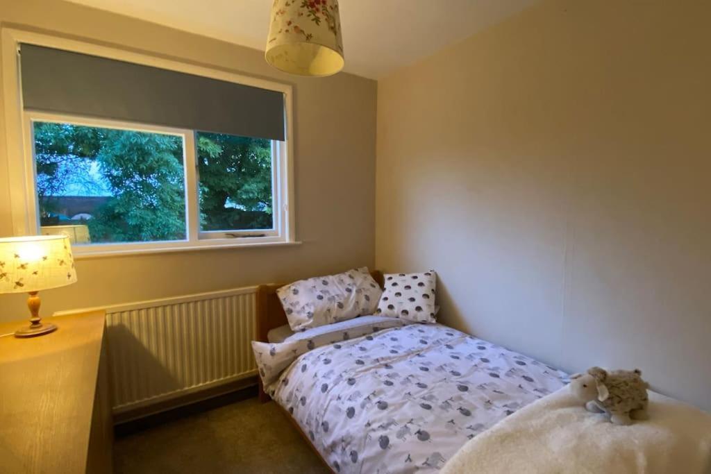 Cheerful 3 Bedroom Bungalow With Indoor Fire Place Gloucester Extérieur photo