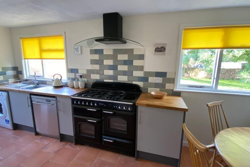 Cheerful 3 Bedroom Bungalow With Indoor Fire Place Gloucester Extérieur photo