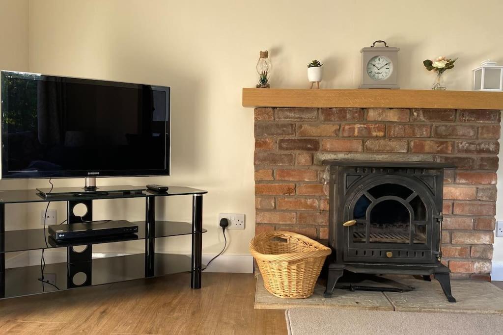 Cheerful 3 Bedroom Bungalow With Indoor Fire Place Gloucester Extérieur photo