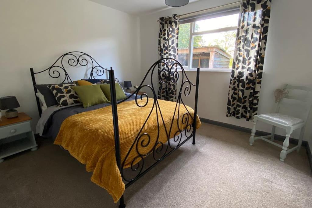 Cheerful 3 Bedroom Bungalow With Indoor Fire Place Gloucester Extérieur photo