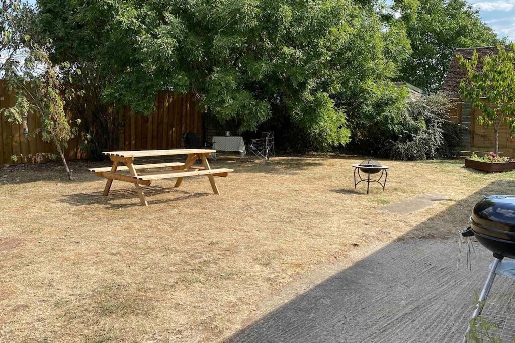 Cheerful 3 Bedroom Bungalow With Indoor Fire Place Gloucester Extérieur photo