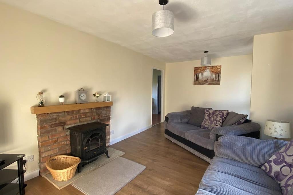 Cheerful 3 Bedroom Bungalow With Indoor Fire Place Gloucester Extérieur photo